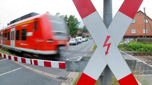 Rinkerode: Familie hebt Kinderwagen über geschlossene Schranken
