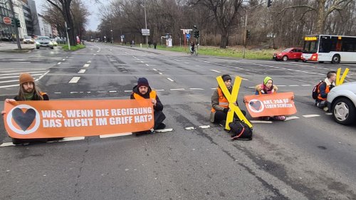 Klimaaktivisten blockierten Universitätsstraße in Köln