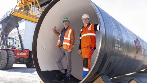 Riesige Rohre für Rheinwasser-Leitung lagern bei Bedburg
