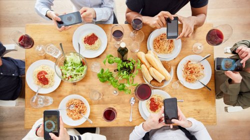 Handy auf dem Esstisch im Restaurant: Was Wirte in NRW dazu sagen