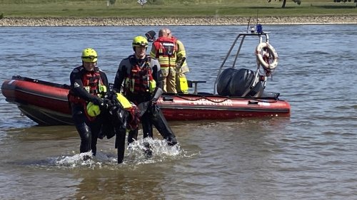 Düsseldorfer Feuerwehr demonstriert Gefahren bei Schwimmen im Rhein