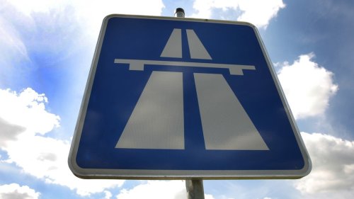 Beifahrerin stirbt bei Unfall auf der A2 bei Oelde - Autobahn gesperrt