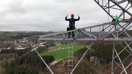 Einsatz in luftiger Höhe: Neue Stromleitungen fürs Sauerland