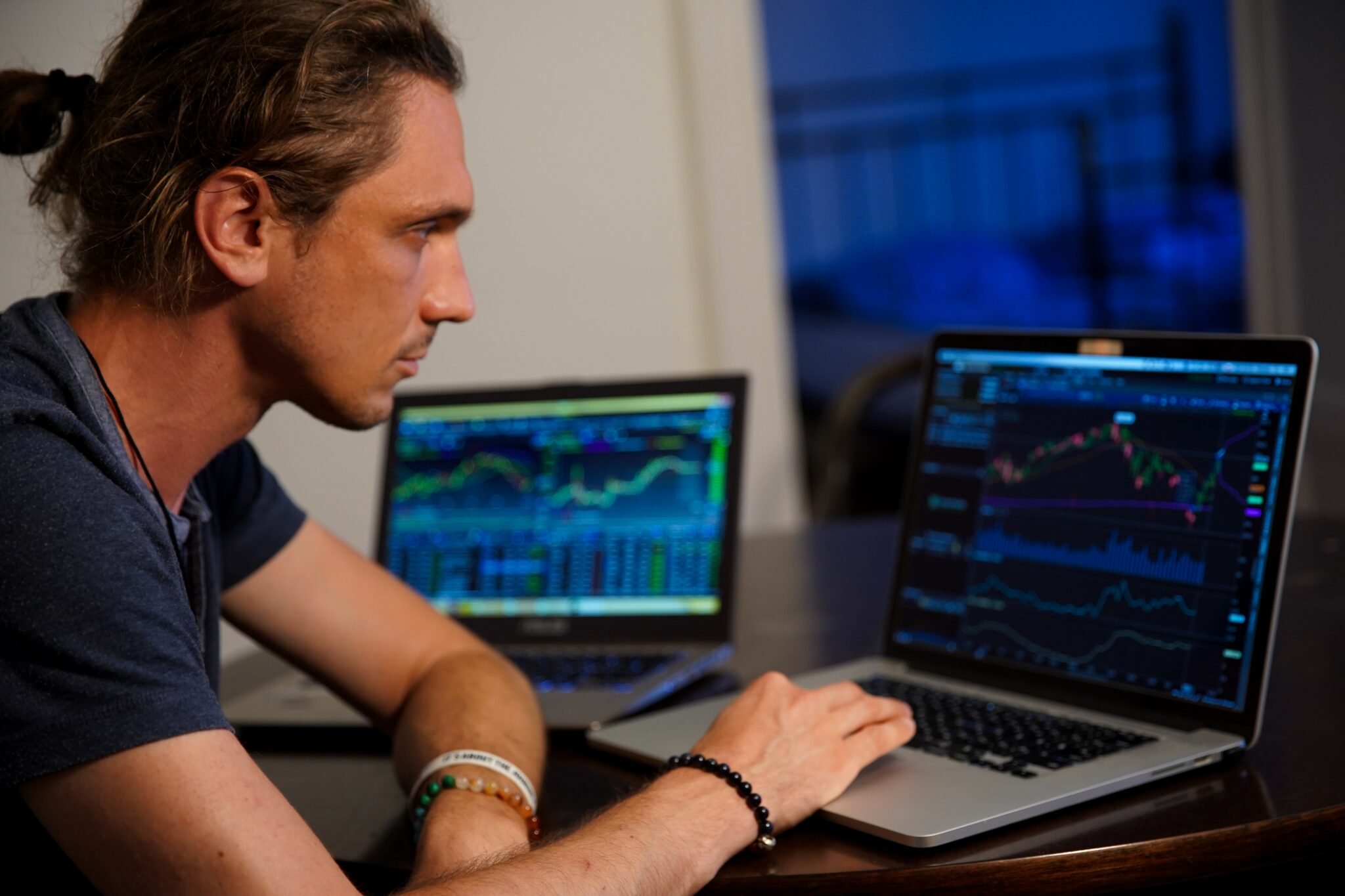 Is it hard to make money day trading?