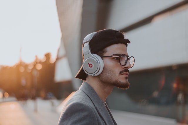 The 7 Best Side Hustle Audio Books We’ve Listened To In The Last Year