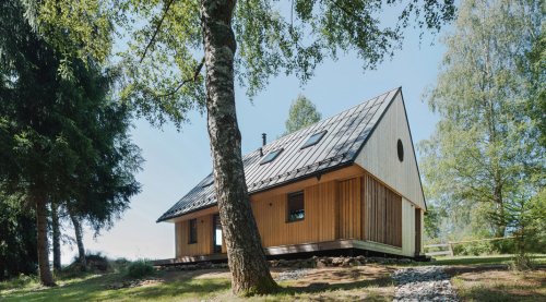 A Wooden Holiday Cabin by Les Archinautes
