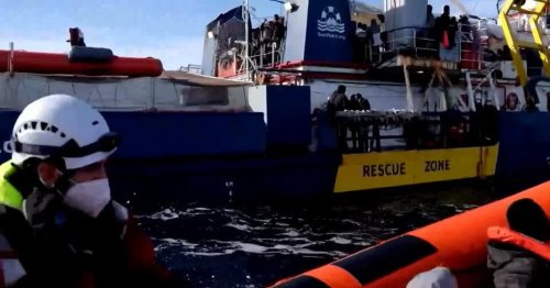 Seit Heiligabend: Schiff rettet fast 450 Migranten - und sucht sicheren Hafen