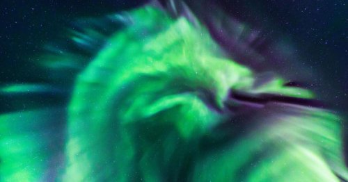 Grüne Kreaturen am Himmelszelt: Ein Drache speit über Island Feuer