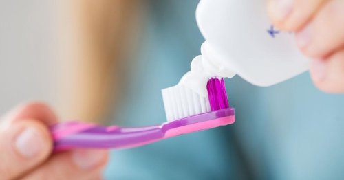 Wie Sie Pflegebedürftigen bei der Mundpflege helfen