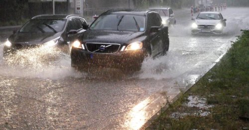 Wasserpegel steigt bei Starkregen oft rasant: Das müssen Autofahrer wissen