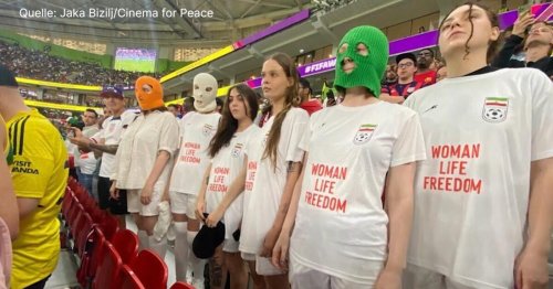 Pussy Riot protestieren auf WM-Tribüne für Frauen im Iran