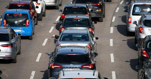 Stau auf der Autobahn: Spurwechsel, Abfahren oder Aushalten?