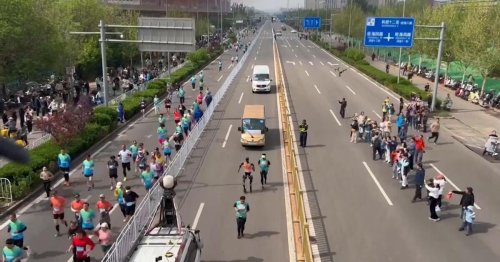 Halbmarathon in Peking: Menschen und Roboter laufen um die Wette