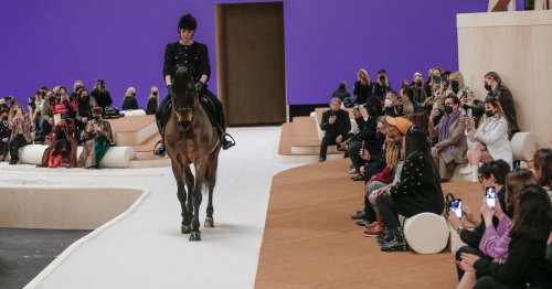 Monegassischer Royal eröffnet Pariser Fashion Week - mit Pferd