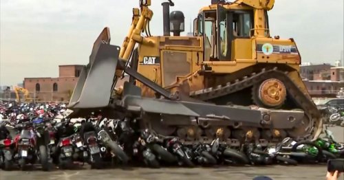 Bürgermeister unterstützt Zerstörung: Planierraupe zermalmt illegale Motorräder