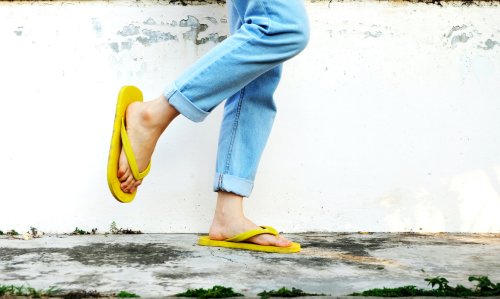 Yep, There Are *Actually* Flip Flops Supportive Enough for Flat Feet—Here Are the Best Ones, According to a Podiatrist