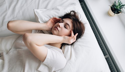 This Is the Best Sleep Position for When You Have a Headache and You’re Just Trying To Doze Off