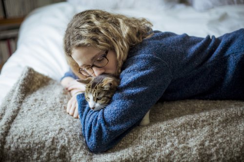 9 Tips for Grieving the Loss of a Pet During the Pandemic, According to a Grief Specialist
