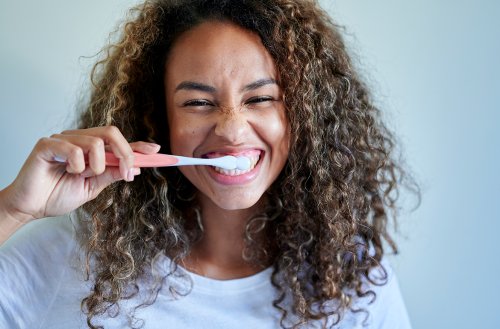 WBrushing Your Teeth With Your Non-Dominant Hand Boosts Brain Health