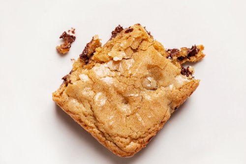 These Anti-Inflammatory Peanut Butter Banana Bread Breakfast Bars Are Packed with Protein