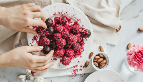 These 3-Ingredient Chocolate Berry Truffles Are Packed With Fiber, Anti-Inflammatory Benefits, and Delicious Raspberry Filling