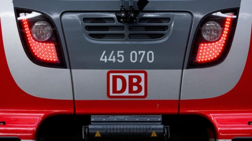 Mann zu spät mit Rauchen fertig, springt auf fahrenden Zug