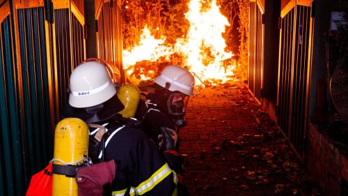 Randale an Halloween: Böller, Feuer, Festnahmen – Polizei an Halloween im Dauereinsatz