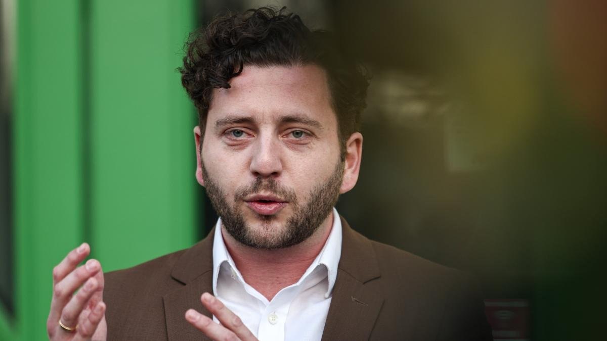 Grünen-Chef Banaszak warnt vor „Moskau-Connection“ – und kritisiert CDU-Politiker