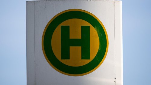 Fahrgäste stellen sich in Bus schützend vor belästigte Frau und werden zusammengeschlagen