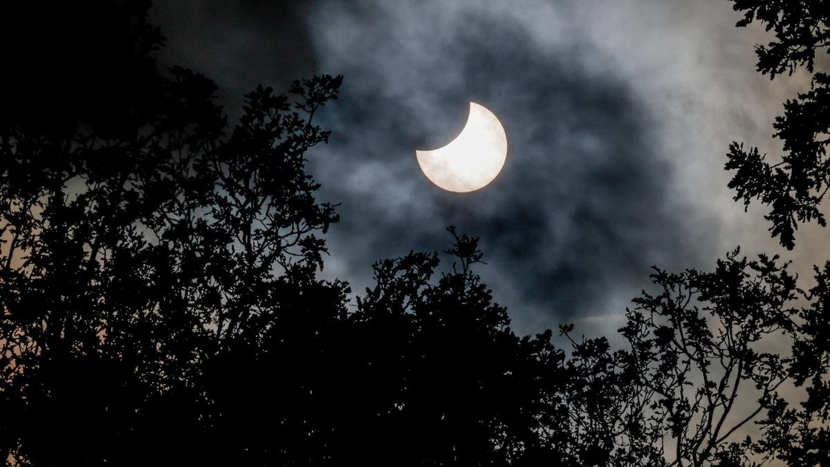 Wo und wann Sie die partielle Sonnenfinsternis am Samstag am besten sehen