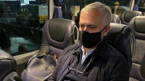 José Mourinho verfolgt den Sieg seines AS Rom im Kleinbus vor dem Stadion