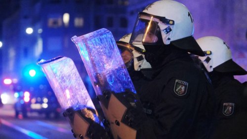 50 Polizisten bei Ausschreitungen verletzt – SPD-Politiker wirft Beamten Provokation vor