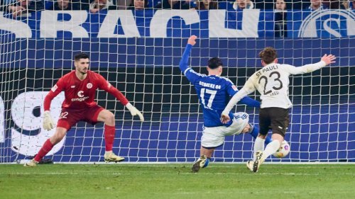Schalke führt gegen den Ersten, Hertha an die Latte