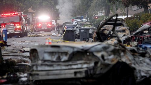 Schneise der Verwüstung – Kleinflugzeug stürzt in Wohnviertel in San Diego