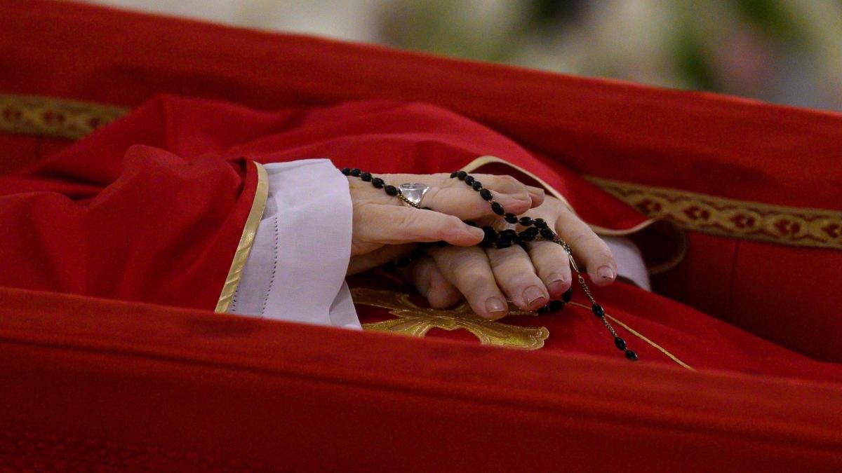 Vatikan veröffentlicht erste Fotos von Franziskus im offenen Sarg – Drei Deutsche im Konklave