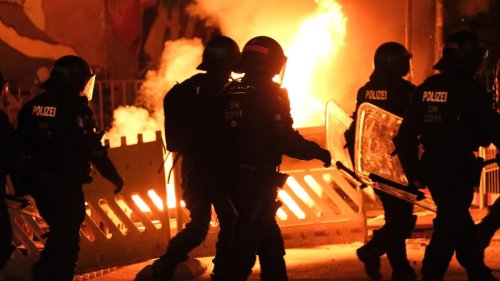 Krawalle in Leipzig – Barrikaden brennen, Steine fliegen auf Polizisten