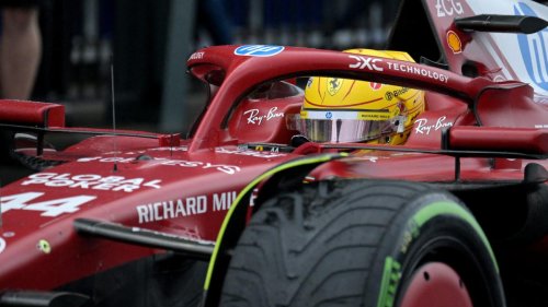 „Desaster für Ferrari. Hamilton ärgert sich über die ständigen Funksprüche“