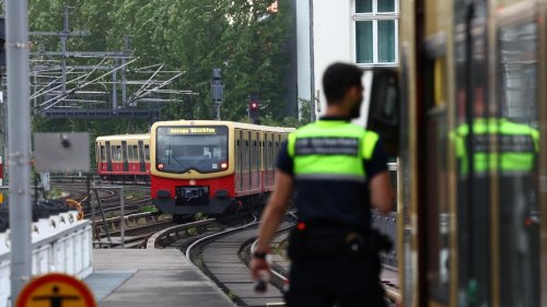 Defekte S-Bahn löst Evakuierung am Bahnhof Friedrichstraße aus