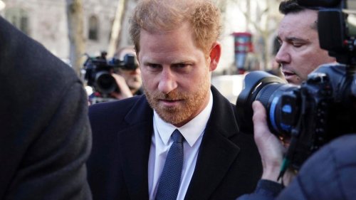 Prinz Harry erscheint überraschend persönlich in London vor Gericht