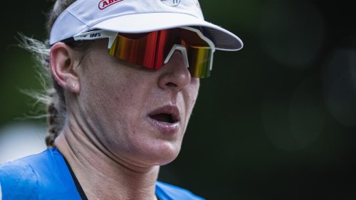 Zweifache Mutter denkt an Aufgabe und gewinnt den Ironman in Frankfurt