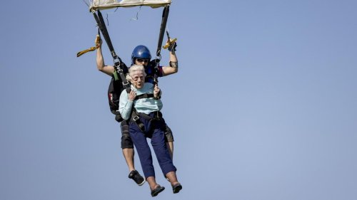 Amerikanerin unternimmt mit 104 Jahren einen Fallschirmsprung