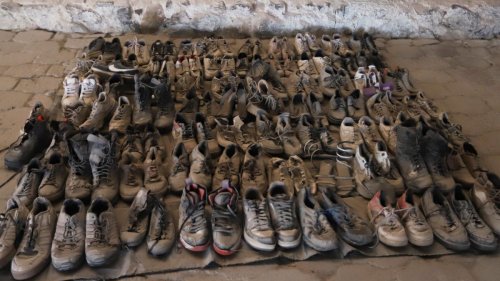 Schuhberge und verbrannte menschliche Überreste im Todeslager des Drogenkartells