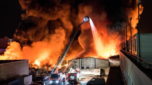 Große Rauchsäule über Hamburg – Feuerwehr warnt Bevölkerung