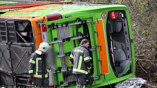 „Umliegende Krankenhäuser bereiten sich auf Notoperationen vor“ – Die Lage nach dem Flixbus-Unfall