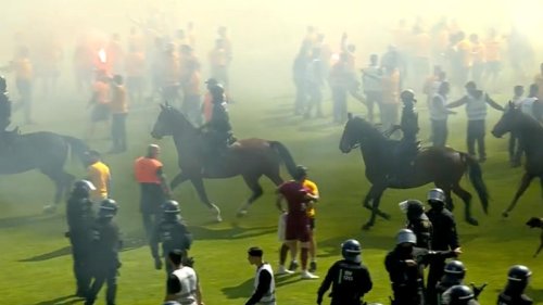Spiel unterbrochen, Polizei-Pferde auf dem Platz – Dynamo Dresden steigt auf