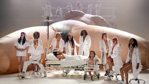 Die weiblich gelesenen Darsteller kugeln auf der riesigen Gummivulva