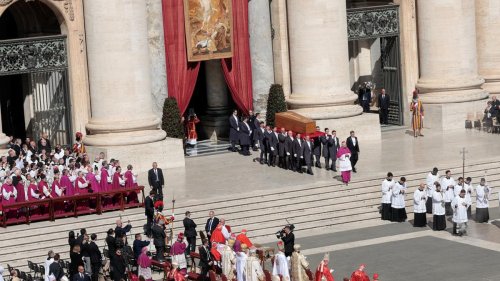 Schweizer Garde trägt Sarg auf Petersplatz – Trauerzeremonie für Papst Franziskus hat begonnen
