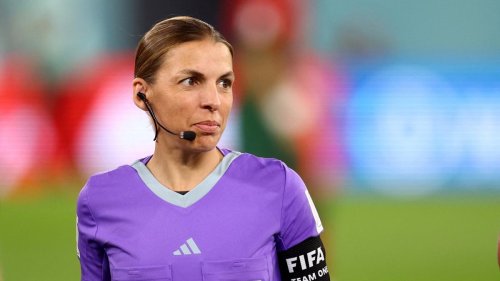 Eine Frau pfeift Deutschlands Schicksalsspiel gegen Costa Rica