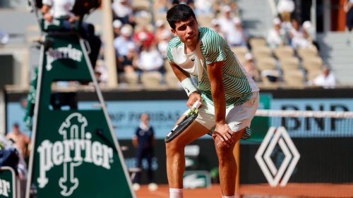 Drama in Paris – Verletzter Alcaraz scheidet gegen Djokovic aus