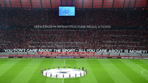Zum Anpfiff machen Union Berlins Fans ihrem Ärger über das Olympiastadion Luft